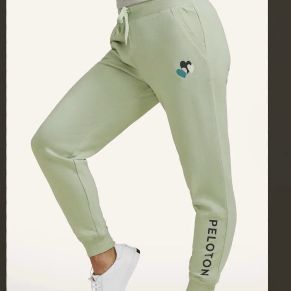 Pelotón hear joggers in seafoam green